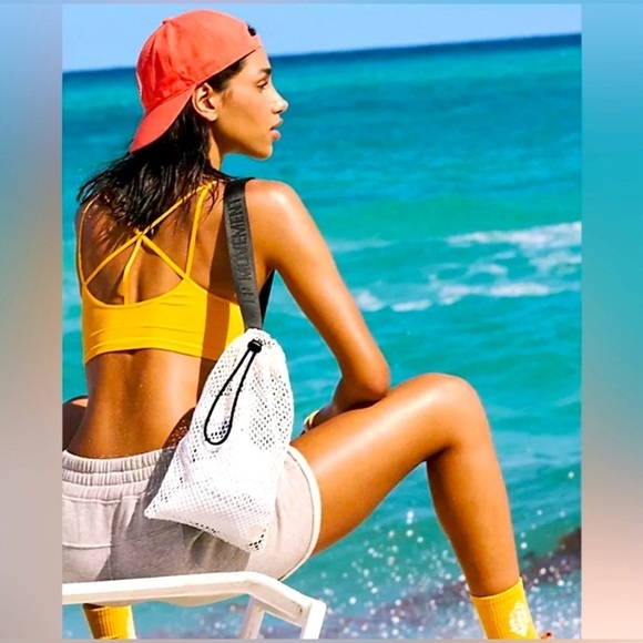 Free People x Movement Mesh Sling Bag Crossbody One Shoulder Bag NWOT - Picture 1 of 6